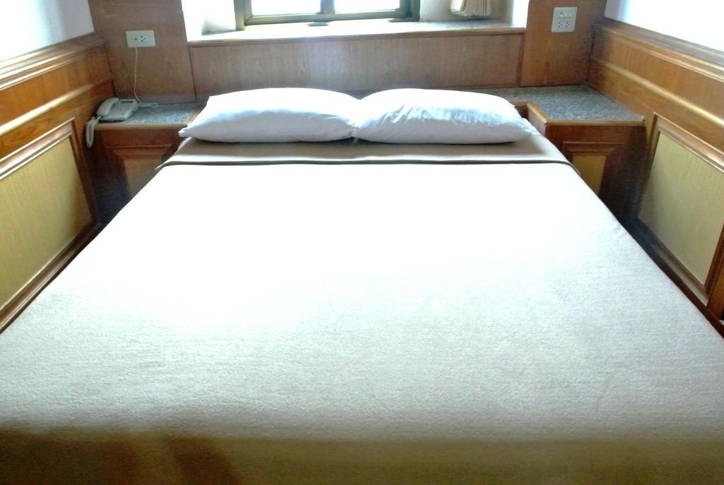 פרה נאקון סי איוטאיה Rose Garden Hotel חדר תמונה