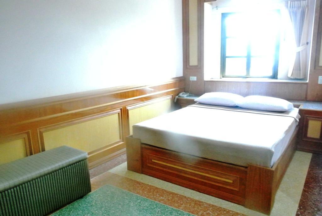 פרה נאקון סי איוטאיה Rose Garden Hotel מראה חיצוני תמונה